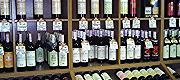 Торговля в Ялте :: выбор вина в Ялтинских магазинах огромен 